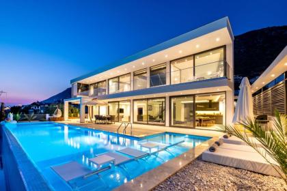 Luxury Villa for 8 with 20m large Infinity Pool - image 1