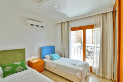 Kaş merkezde denize yakın balkonlu konforlu apart daireler - image 3