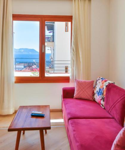 Kaş merkezde denize yakın balkonlu konforlu apart daireler - image 4