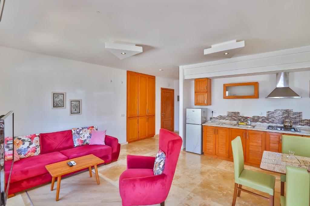 Kaş merkezde denize yakın balkonlu konforlu apart daireler - image 5