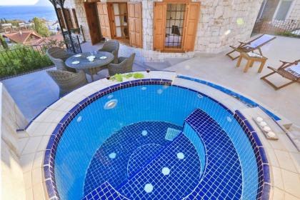 Kaş merkezde deniz manzaralı 4 kişilik aile evleri - image 16
