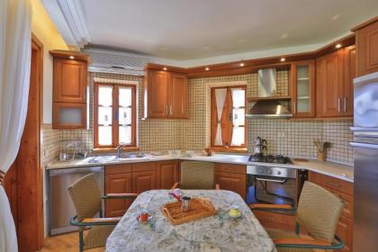 Kaş merkezde deniz manzaralı 4 kişilik aile evleri - image 3