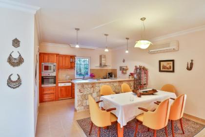 Kaş deniz manzaralı 8 kişilik villa - image 19