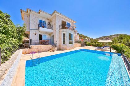Kaş deniz manzaralı 6 kişilik villa - image 1