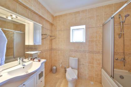 Kaş deniz manzaralı 6 kişilik villa - image 12