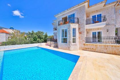 Kaş deniz manzaralı 6 kişilik villa - image 18