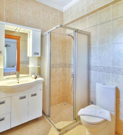 Kaş deniz manzaralı 6 kişilik villa - image 19