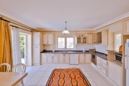 Kaş deniz manzaralı 6 kişilik villa - image 2