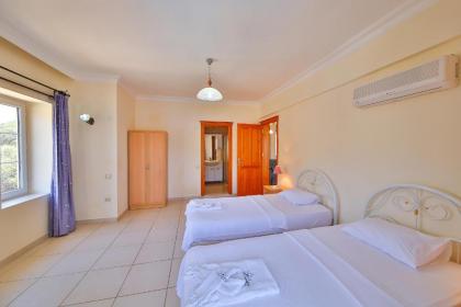 Kaş deniz manzaralı 6 kişilik villa - image 3