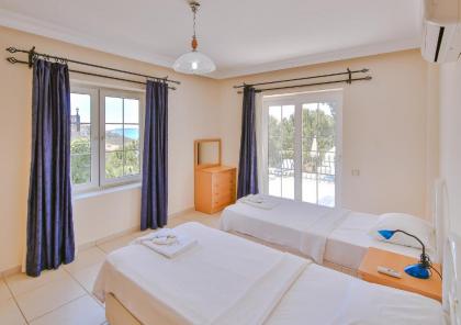 Kaş deniz manzaralı 6 kişilik villa - image 5