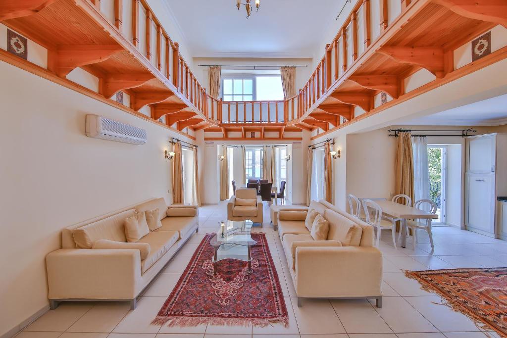 Kaş deniz manzaralı 6 kişilik villa - image 6
