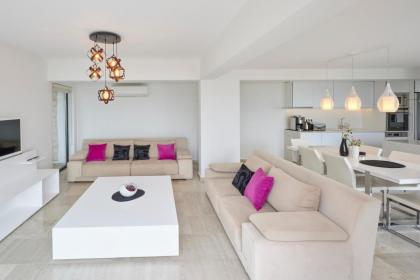 Luxus Villa Skyla mit 5 Schlafzimmern & Meer-Blick - image 10