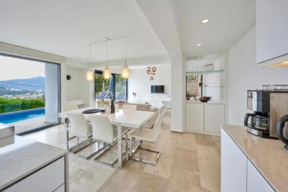 Luxus Villa Skyla mit 5 Schlafzimmern & Meer-Blick - image 18