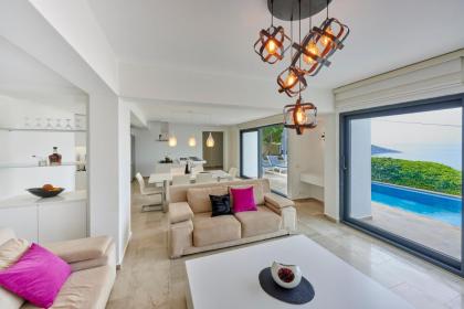 Luxus Villa Skyla mit 5 Schlafzimmern & Meer-Blick - image 21