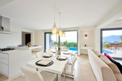 Luxus Villa Skyla mit 5 Schlafzimmern & Meer-Blick - image 26