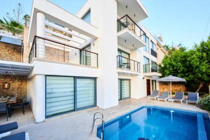 Luxus Villa Skyla mit 5 Schlafzimmern & Meer-Blick - image 3