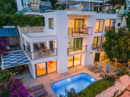 Luxus Villa Skyla mit 5 Schlafzimmern & Meer-Blick - image 4