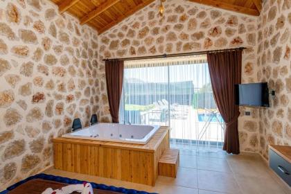 Kalkan'da 2 Yatak Odalı Jakuzili Villa-Villa Seabird - image 24
