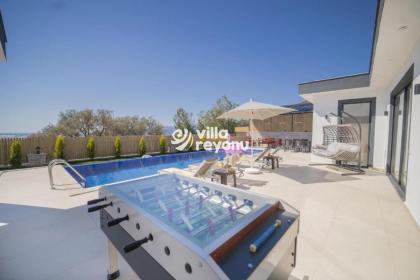Tutku - 3 bedroom Secluded Private Villa with Jacuzzi in Kalkan - image 5
