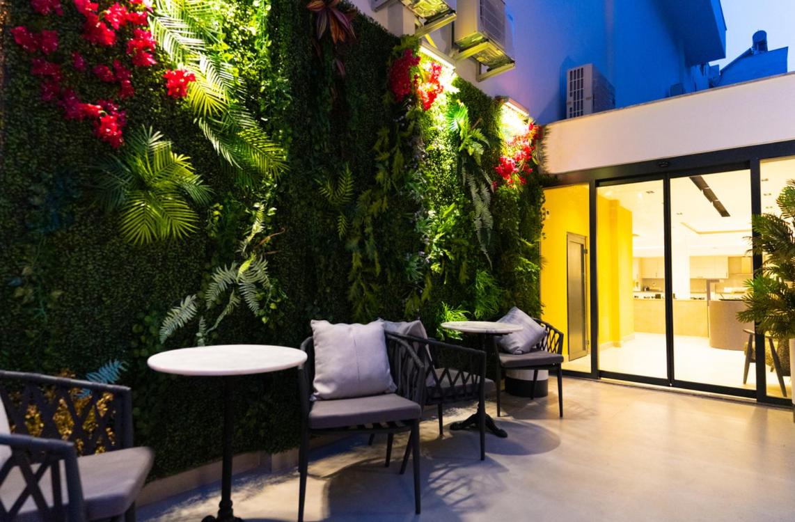 Leonis Hotel - image 2