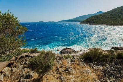 Kalkan'da Denize Sıfır Özel Plaj ve İskeleli Villa - image 2
