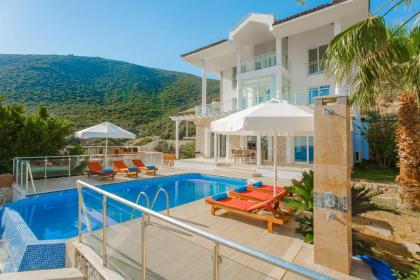 Kalkan'da Denize Sıfır Geniş Lüks Villa-Özel Plaj
