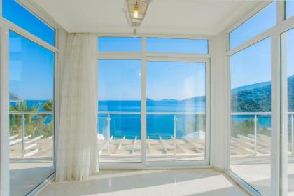 Kalkan'da Denize Sıfır Geniş Lüks Villa-Özel Plaj - image 21