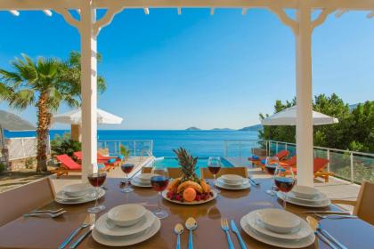 Kalkan'da Denize Sıfır Geniş Lüks Villa-Özel Plaj - image 25
