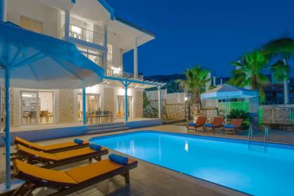 Kalkan'da Denize Sıfır Geniş Lüks Villa-Özel Plaj - image 26