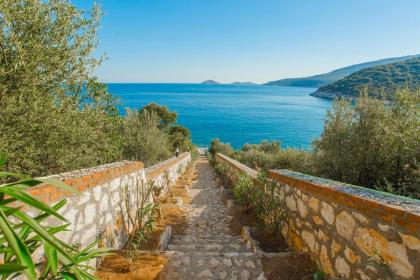 Kalkan'da Denize Sıfır Geniş Lüks Villa-Özel Plaj - image 29