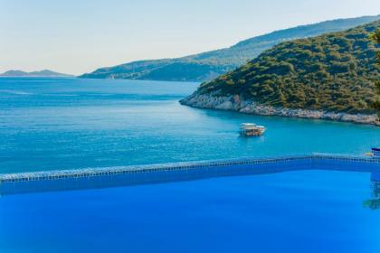 Kalkan'da Denize Sıfır Geniş Lüks Villa-Özel Plaj - image 30