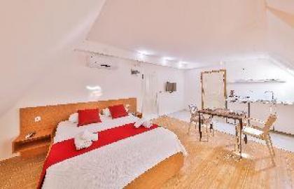 3 House Apart - image 23