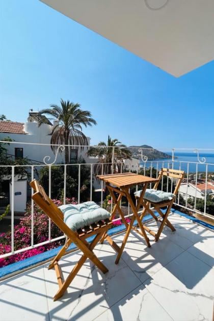 Marquis Blue Hotel - image 2