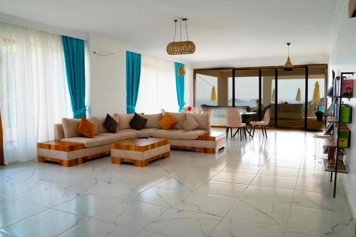 Marquis Blue Hotel - image 4